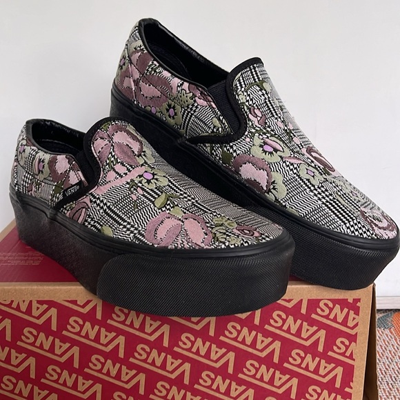Vans WMNS Classic Slip-On Stackform Tapestry Floral Black
VN0A7Q5RBM8
Platforms - Picture 4 of 16